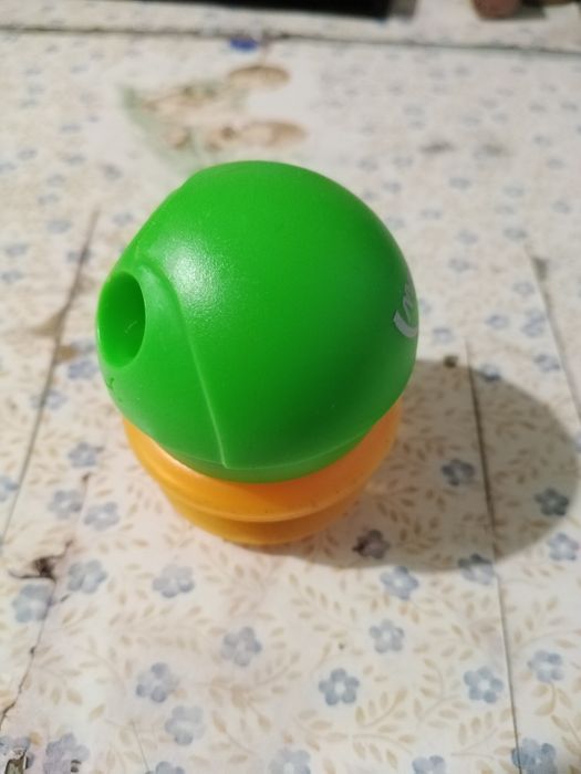 Vendo afia para lápis de cor verde e laranja