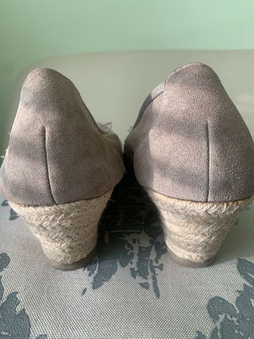 Buty damskie na koturnie.