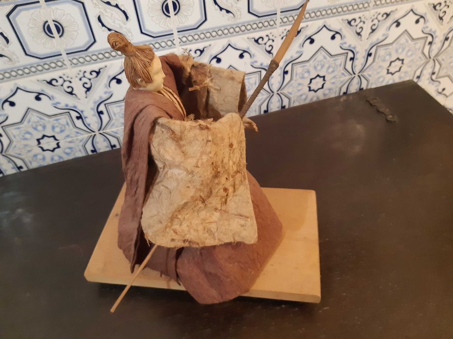 Artesanato japonês, imitando senhor feudal, altura 31cm