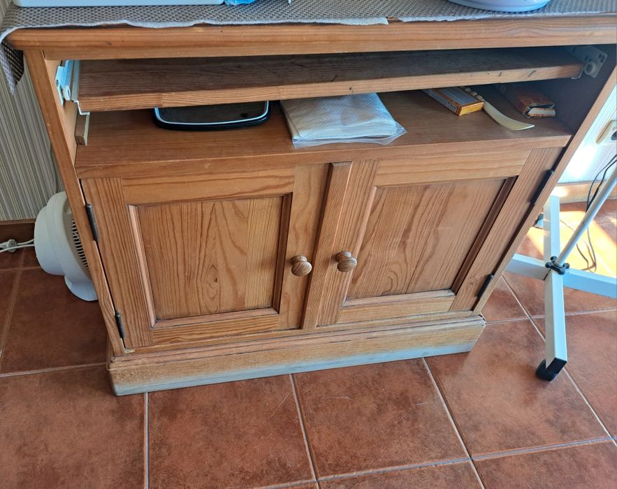 Mesa de computador com arrumação