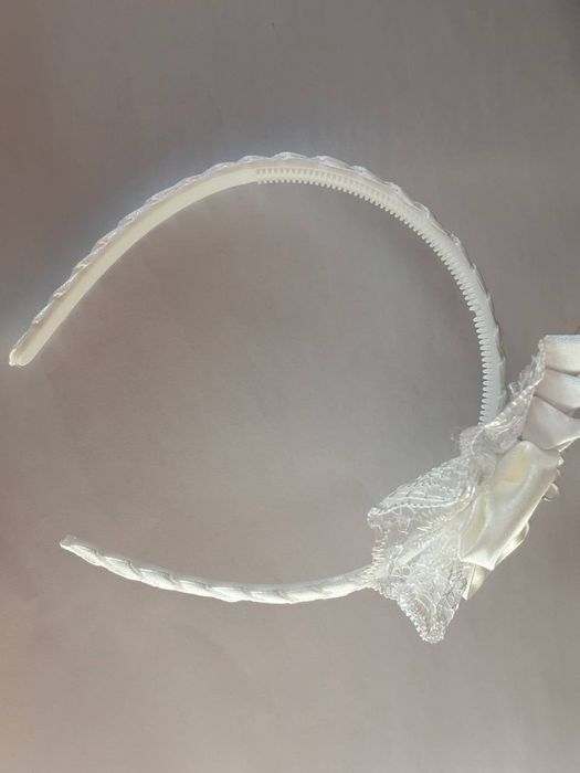 Rękodzieło w technice kanzashi – elegancka biała opaska do włosów