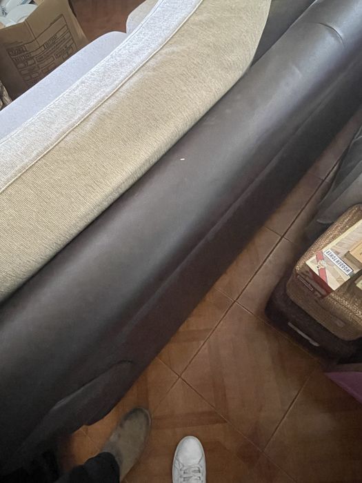 Sofa com chaise long á esquerda