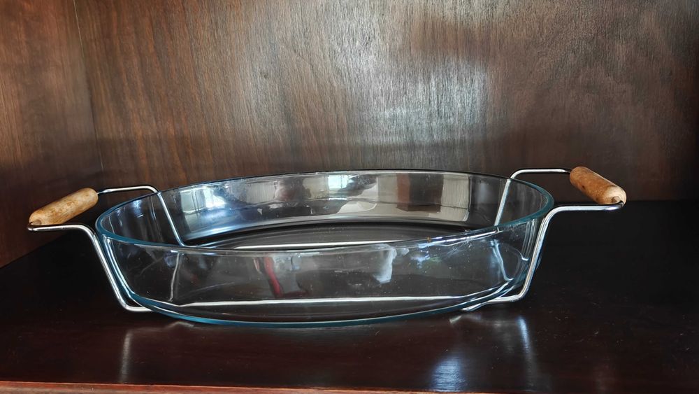 Travessa vintage em vidro com suporte metálico e pegas em madeira