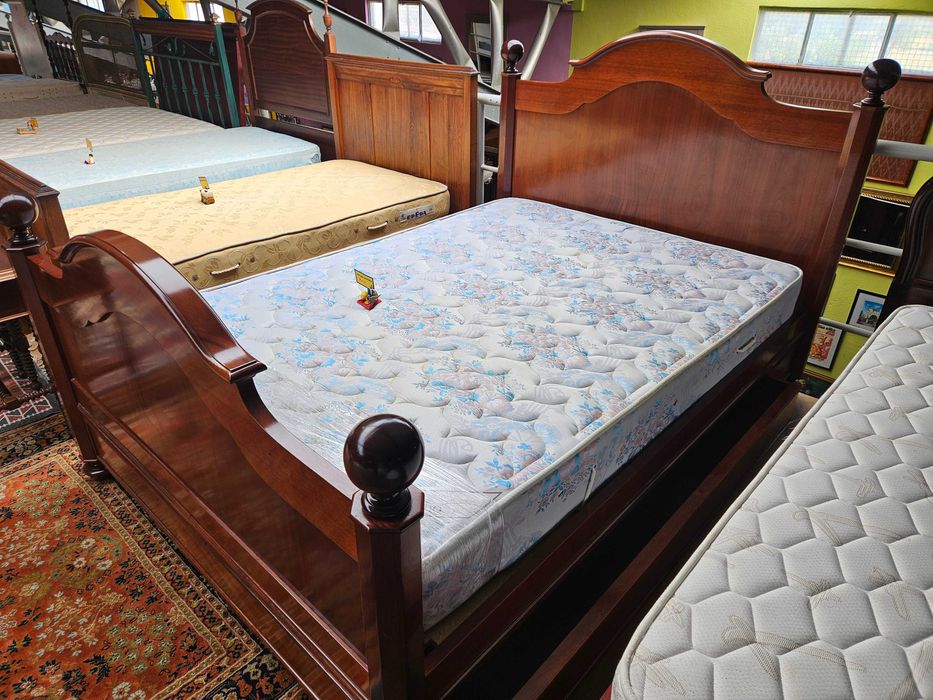 Cama em madeira maciça com estrado e colchão