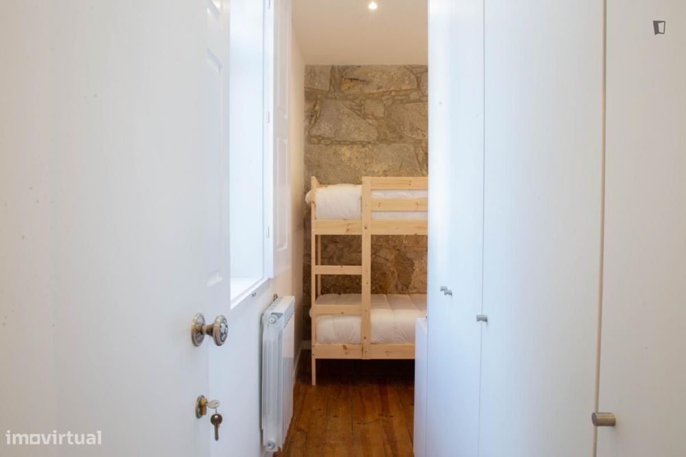 Quarto - localizado em Paranhos Porto