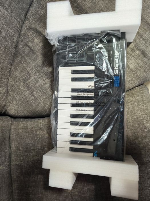 Alesis VI25 – Controlador MIDI 25 Teclas – Praticamente Novo + Caixa Original