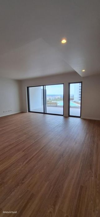 Apartamento T2 com jardim, Loures