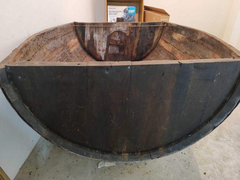 Metade de uma barrica em madeira