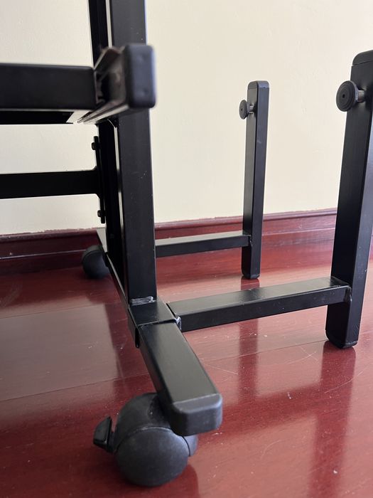 Secretária moderna para computador e impressora.