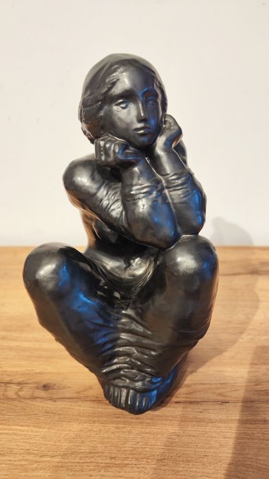 Rzeźba figurka Tóth Valeria zamyślona