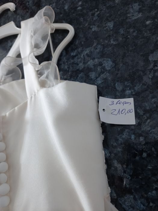 Vestido novo de comunhão de menina