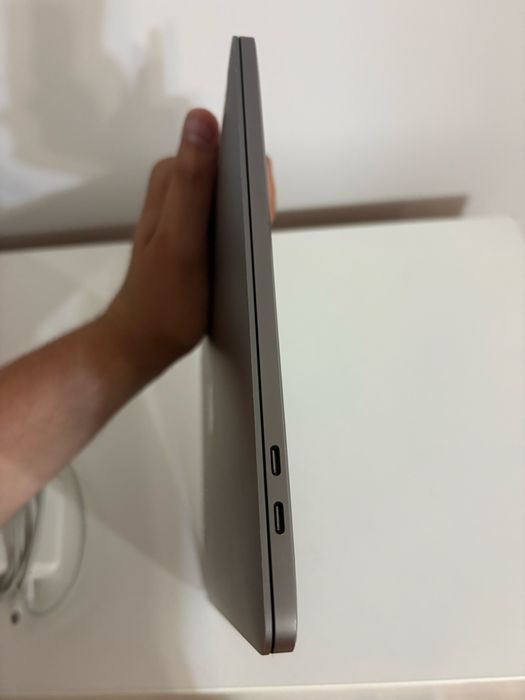 Продам macbook pro 13 2019 256/8