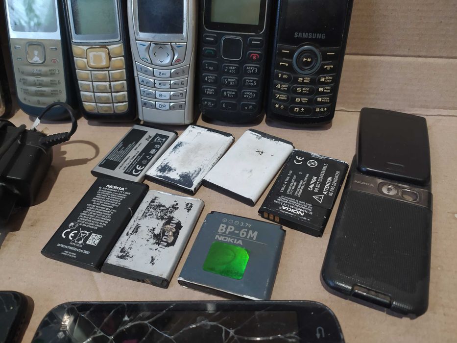 Кнопочный мобильный телефон всё вместе