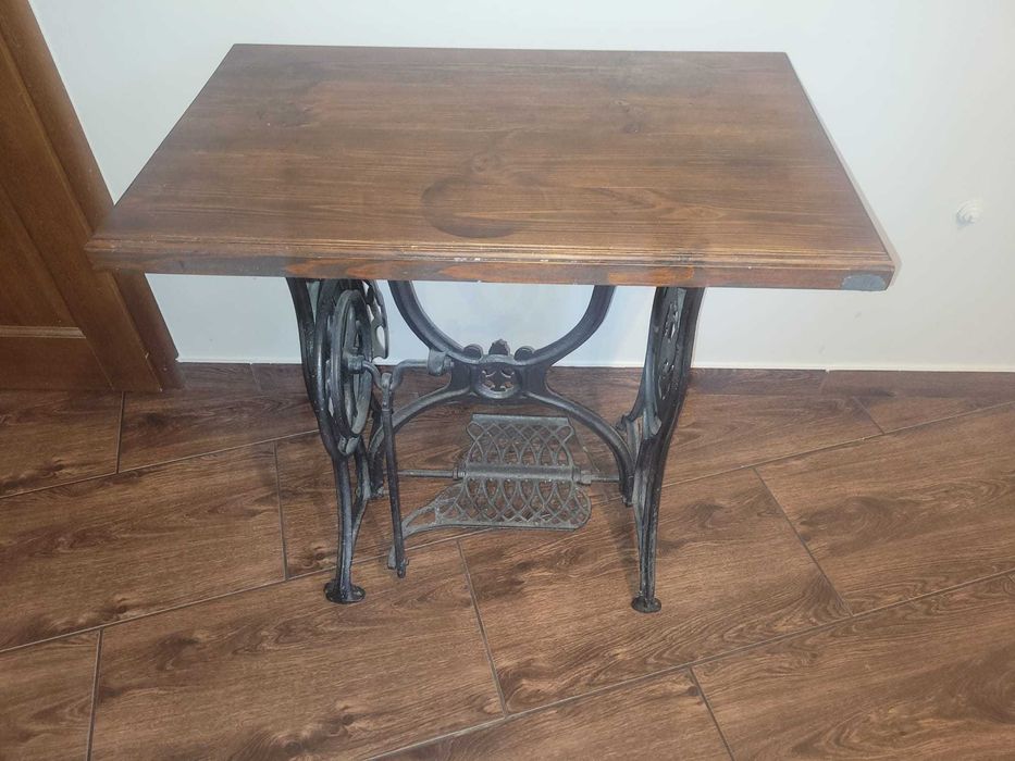 Sprzedam stolik z nogami z maszyny