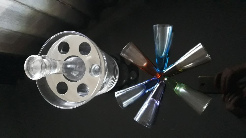 Conjunto de copos, garrafa e suporte