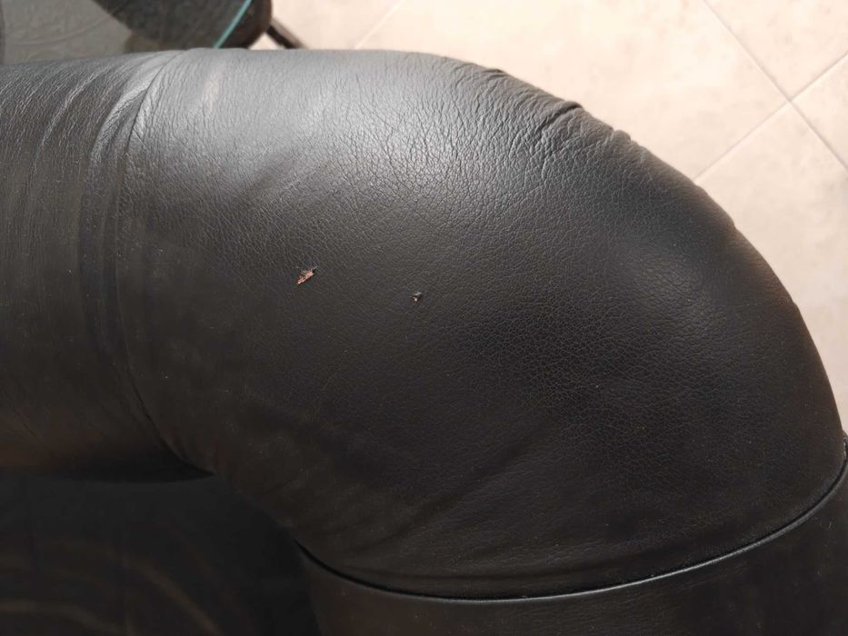 Sofá em pele preta