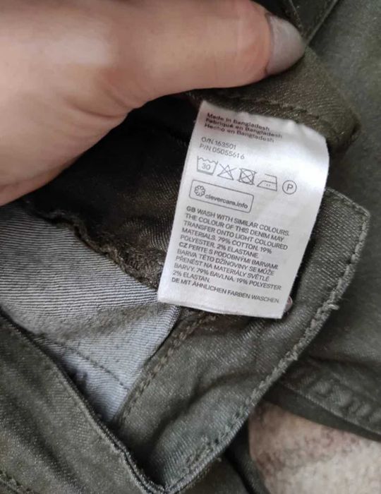 Zielone spodnie rurki khaki z wysokim stanem h&m