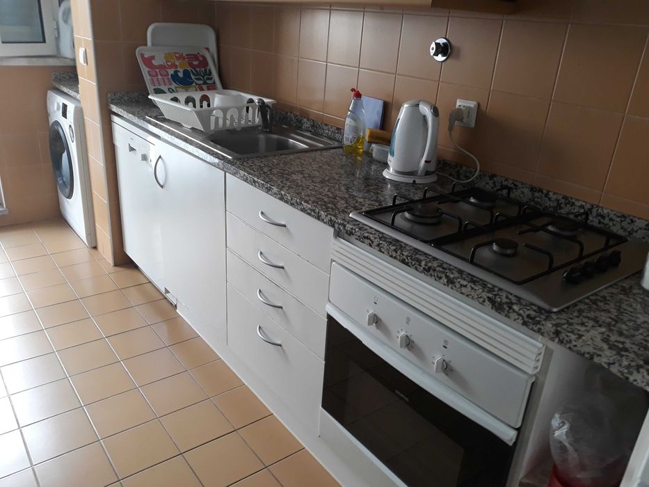 Apartamento para arrendar totalmente equipado e mobilado.