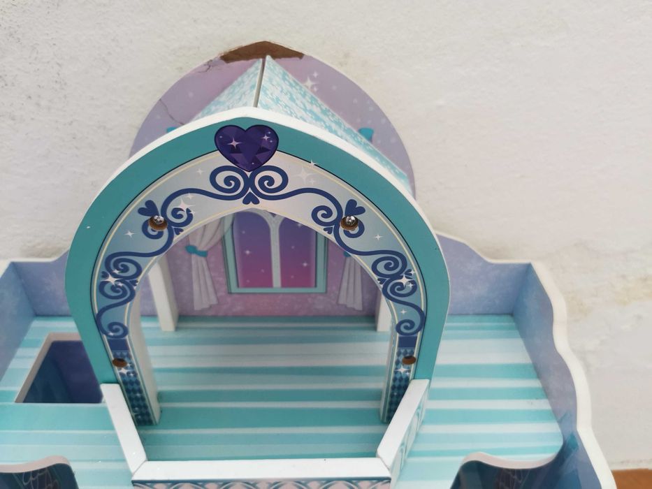 Casa de bonecas seminova com acessórios adicionais