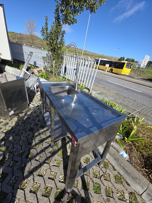 Bancada de Inox com torneira com dois Monocomandos