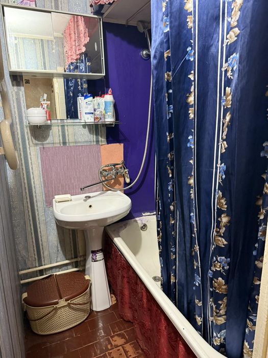 Продаж 2-х кімнатна район 15 школи