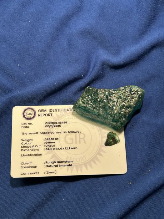 Природній смарагд( ізомруд)  143 карата. Колумбія
