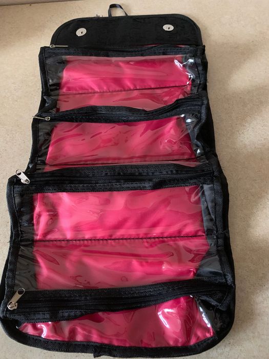 Rozkładana wisząca czarna kosmetyczka