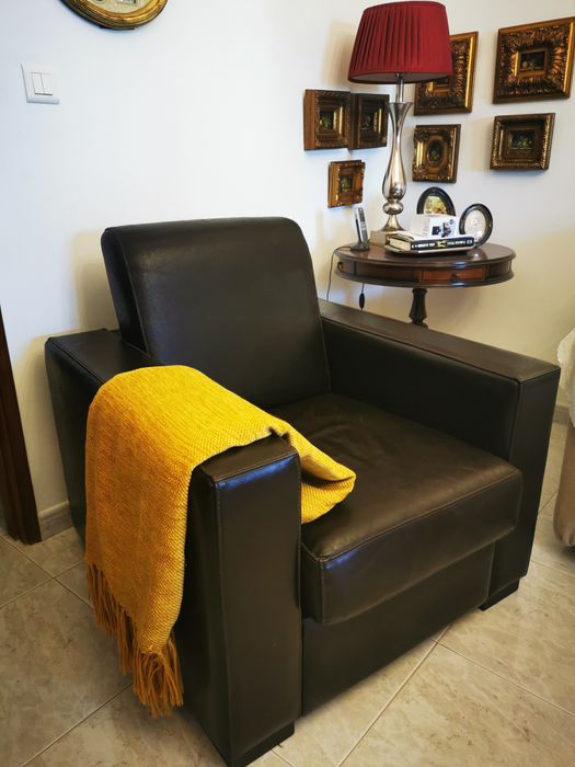 2 sofás de pele negra