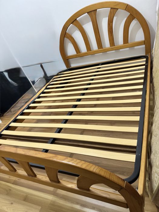 Cama de madeira com estrutura metálica
