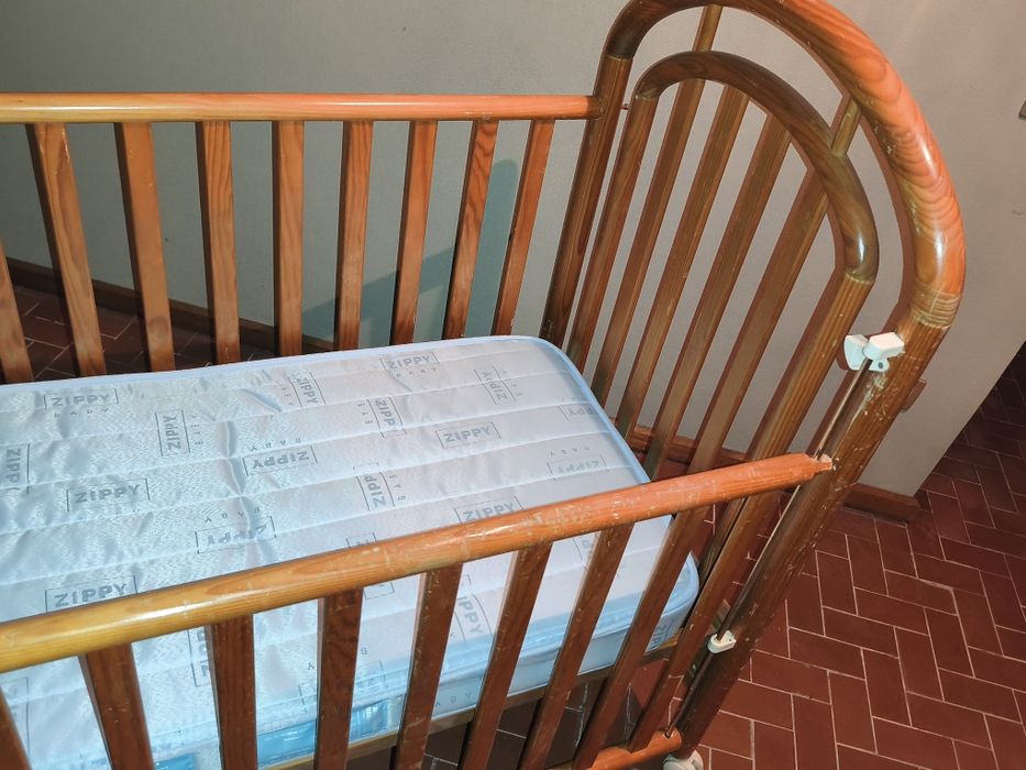 Cama de bebê com grades