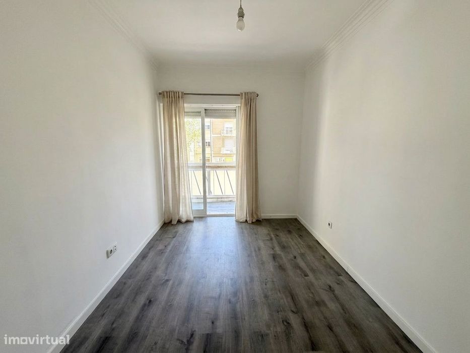 T2 remodelado na Damaia com varanda fechada e vista desafogada