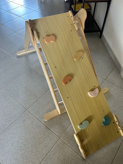 Triângulo de pikler em madeira