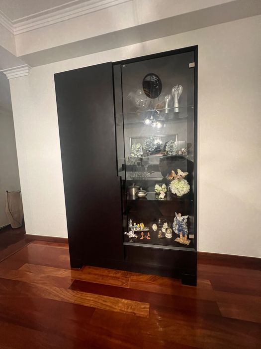 Vitrine em vidro e madeira