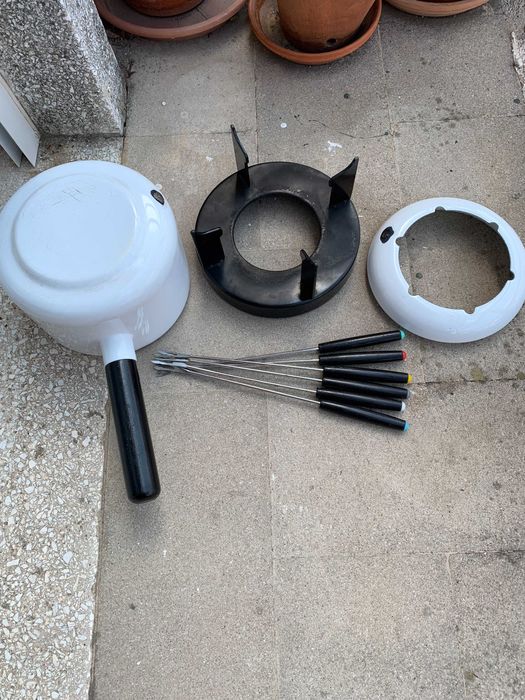 Fondue de esmalte branco para 6 pessoas + Lamparina+ 6 forquilhas