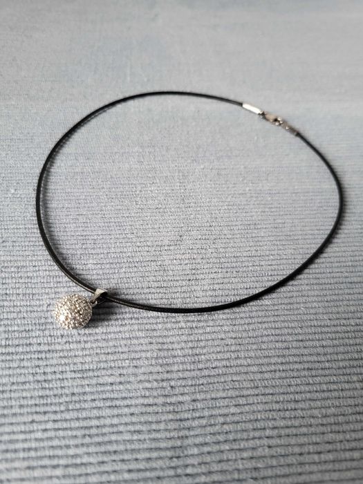 Naszyjnik zawieszka kulka cyrkonie rzemyk – srebro