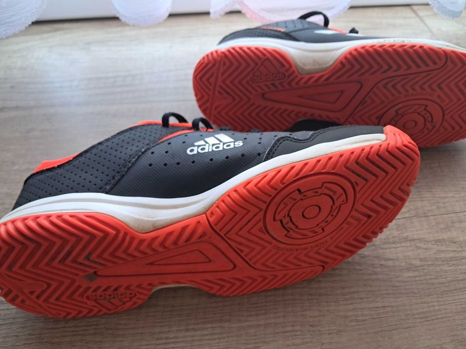 Buty Adidas Courtstabil 37 1/3 do gry halowej