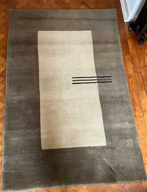Selling a rectangular wool rug.423209695435837443
