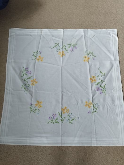 Obrus haftowany wiosenny 77 x 77