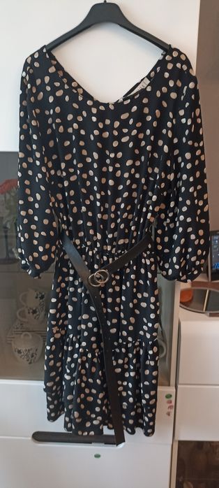Czarna sukienka w beżowe grochy 40