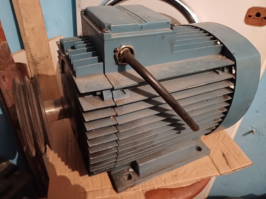 Silnik elektryczny  0,16/0,55 kw  955/1425r/min   7.5 11. 15kw