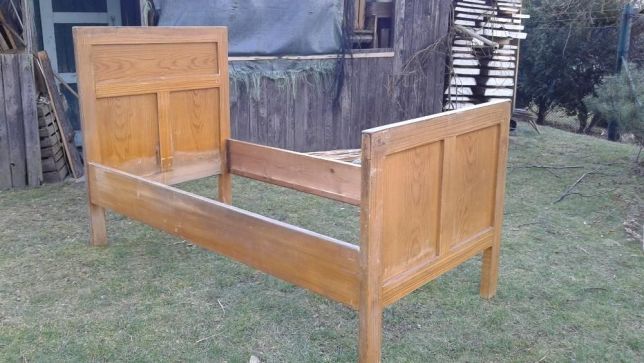 Stare wiejskie łóżko świerkowe.