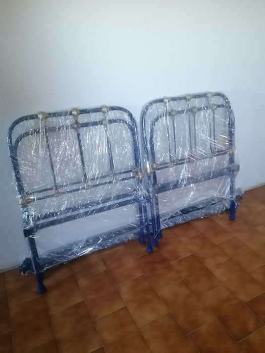 Cada 2 Camas em Ferro. Em bom estado de conservação, cada cama por