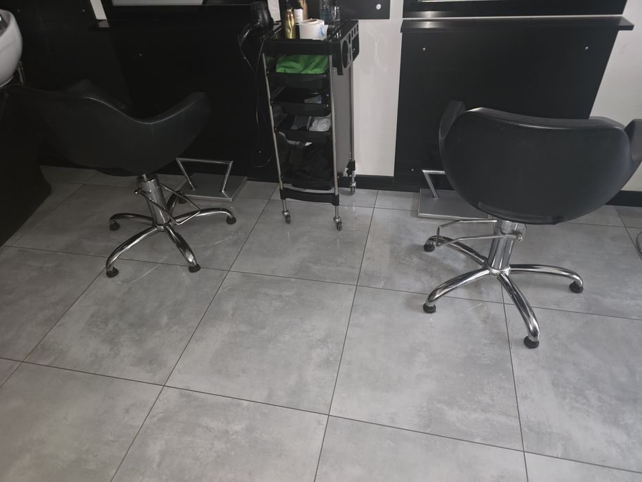 Sprzedam 2 fotele fryzjerskie
