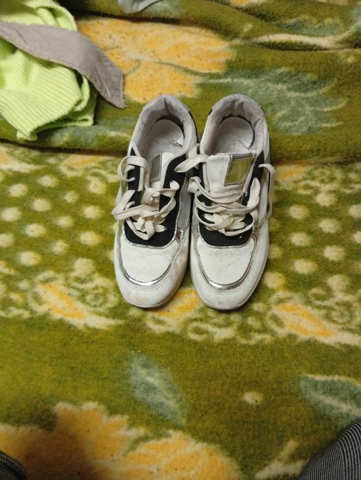 Tenis Brancos e Pretos