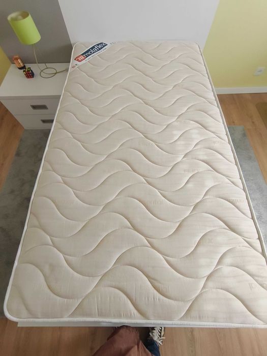 Cama + mesa de cabeceira + colchão