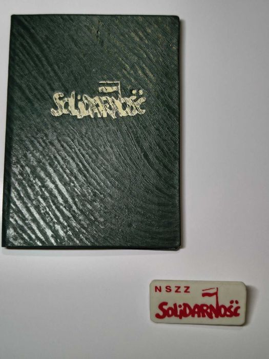Legitymacja i przypinka historycznego NSZZ "Solidarność"