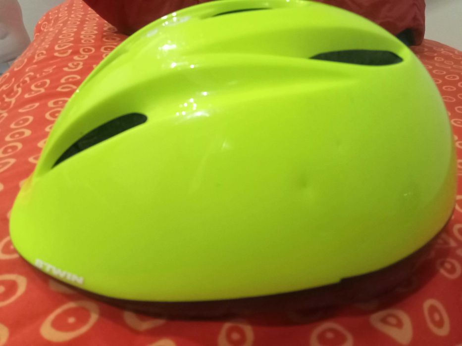 Capacete de bicicleta Decathlon verde fluorescente de criança