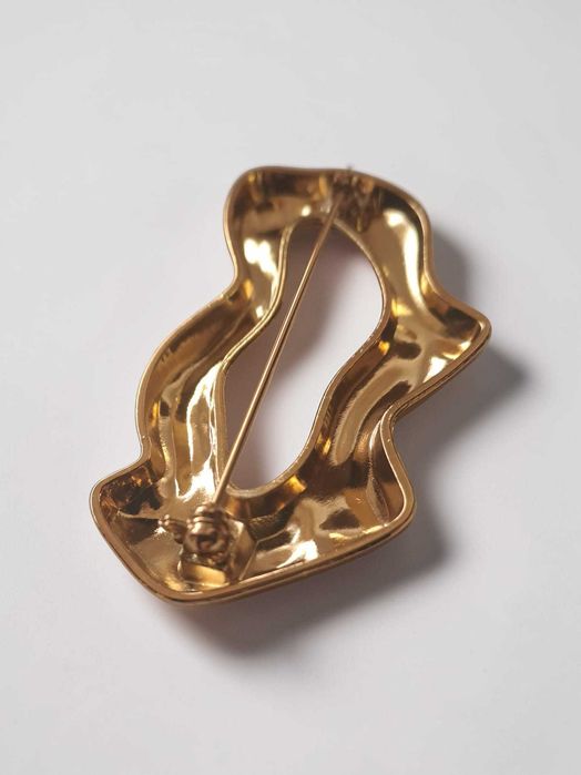 Elegancka złota broszka – Nieregularny, nowoczesny kształt