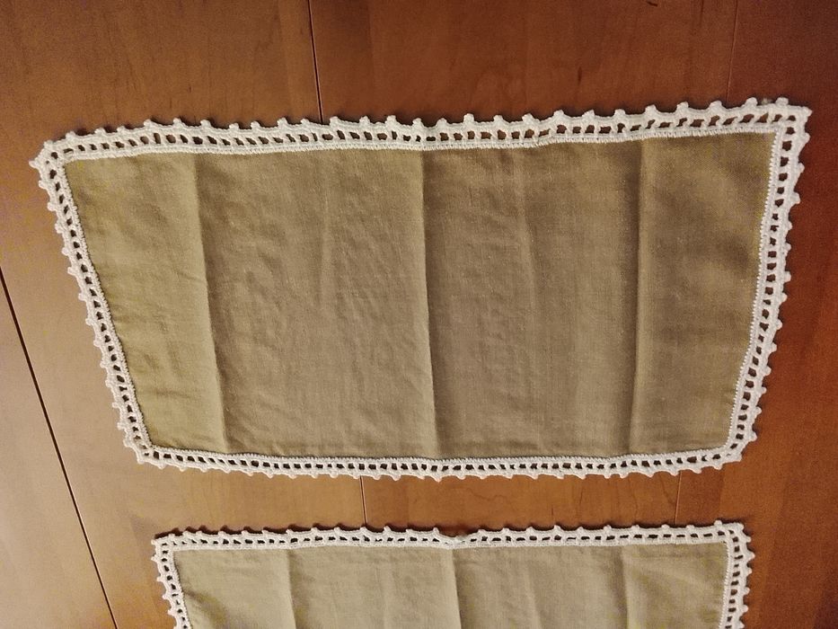 Dois panos beje com renda a toda a volta
