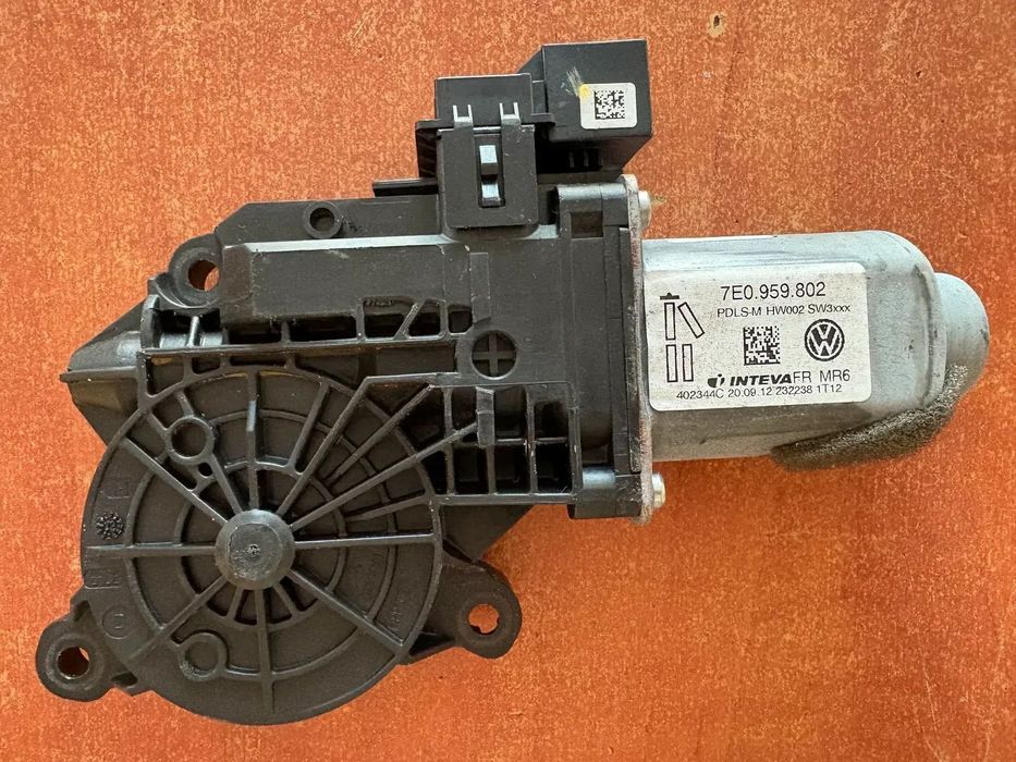 VW T5 LIFT silniczek szyby prawy przód 7E0959802